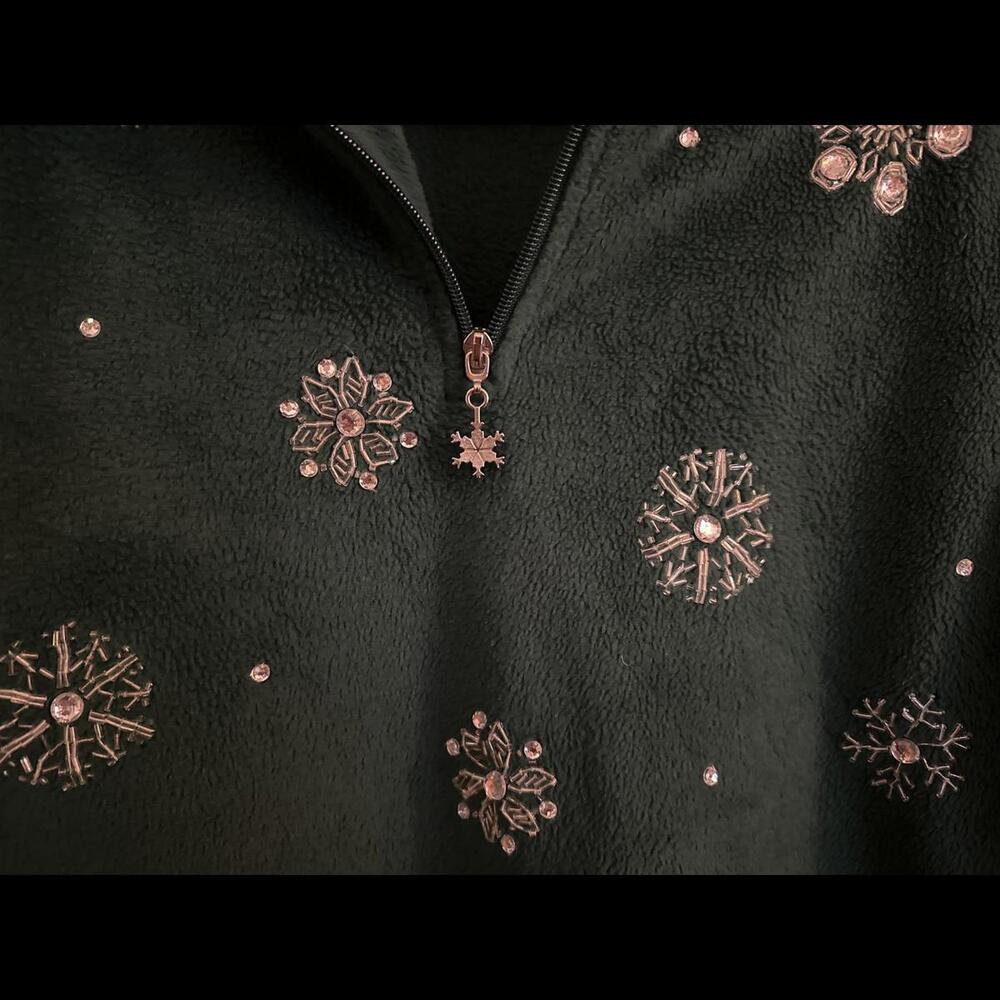 Quacker Factory Green Fleece Quarter zip with snowflake detail and pull - Picture 3 of 4